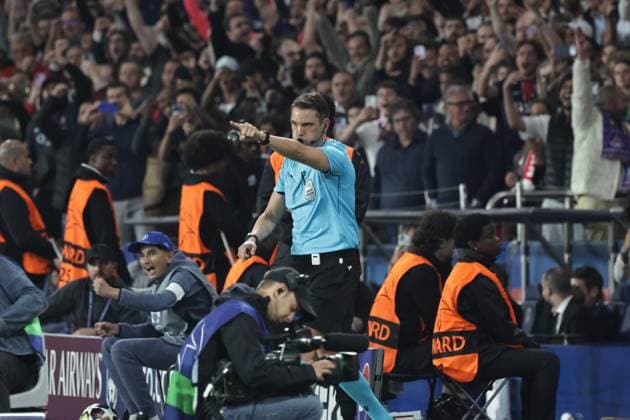 PSG - BAYERN PHOTOPQR LE PARISIEN LP Fred Dugit (Staff) ; Paris ; 28 04 2026 ; Sports Parc des Princes, Paris (XVIe), le 28 04 2026 Demi-finale aller de ligue des Champions Psg-Bayern Munich Sandro Scharer (arbitre) siffle le penalty pour le PSG après avoir regardé la VAR LP Fred Dugit Paris, France, april 28th 2026. Champions League. Semi-final (First leg) Paris PSG - Bayern Munich.