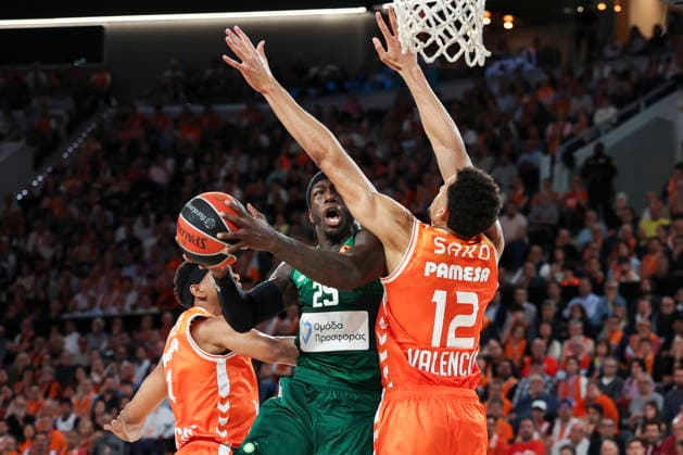 April 28, 2026, Valencia, Valencia, Spain: Kameron Taylor of Valencia Basket, Kendrick Nunn of Panathinaikos AKTOR Athens and Neal Sako of Valencia Basket in action during the EuroLeague Play Off Game One match between Valencia Basket and Panathinaikos Aktor Athens at Roig Arena on April 28, 2026 in Valencia, Spain. Valencia Spain - ZUMAa181 20260428_zaa_a181_414 Copyright: xIrinaxR.xHipolitox