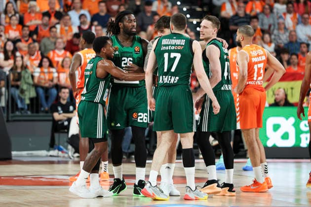 April 28, 2026, Valencia, Valencia, Spain: Players of Panathinaikos AKTOR Athens talking during the EuroLeague Play Off Game One match between Valencia Basket and Panathinaikos Aktor Athens at Roig Arena on April 28, 2026 in Valencia, Spain. Valencia Basket V Panathinaikos Aktor Athens - Euroleague 2025 2026 Play Off Game 1  - ZUMAa181 20260428_zaa_a181_426 Copyright: xIrinaxR.xHipolitox