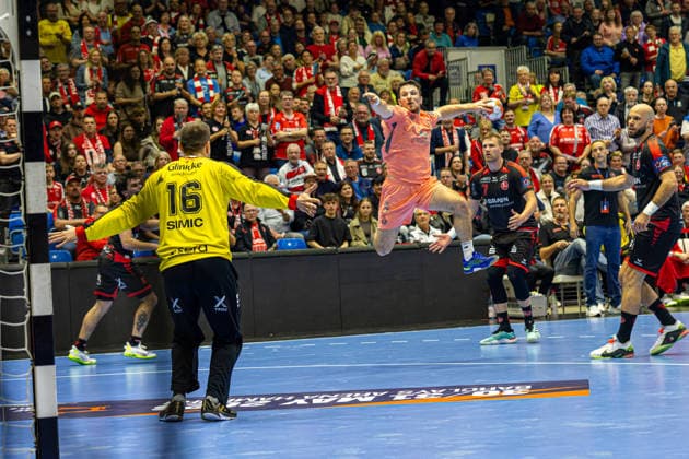 KASSEL, GERMANY - APRIL 28: Nebojsa Simic (MT Melsungen, 16) secures the goal during the EHF European League, match between MT Melsungen vs. FC Porto at Rothenbach-Halle on April 28, 2026 in Kassel, Germany. Hessen Germany Copyright: xBEAUTIFULxSPORTS Freudensteinx