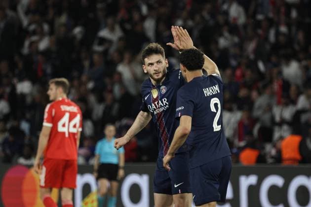 PSG - BAYERN PHOTOPQR LE PARISIEN LP Fred Dugit (Staff) ; Paris ; 28 04 2026 ; Sports Parc des Princes, Paris (XVIe), le 28 04 2026 Demi-finale aller de ligue des Champions Psg-Bayern Munich Khvicha Kvaratskhelia (7) et Achraf Hakimi (2) joie du but de Khvicha Kvaratskhelia (7) 4-2 LP Fred Dugit Paris, France, april 28th 2026. Champions League. Semi-final (First leg) Paris PSG - Bayern Munich.