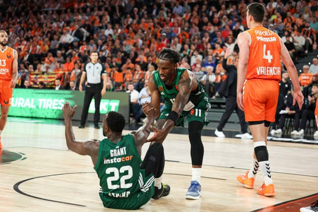 April 28, 2026, Valencia, Valencia, Spain: Brancou Badio and Nigel Hayes-Davis of Valencia Basket and Jerian Grant of Panathinaikos AKTOR Athens in action during the EuroLeague Play Off Game One match between Valencia Basket and Panathinaikos Aktor Athens at Roig Arena on April 28, 2026 in Valencia, Spain. Valencia Spain - ZUMAa181 20260428_zaa_a181_378 Copyright: xIrinaxR.xHipolitox