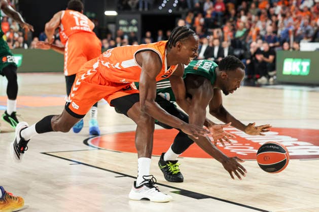 April 28, 2026, Valencia, Valencia, Spain: Brancou Badio of Valencia Basket and Jerian Grant of Panathinaikos AKTOR Athens in action during the EuroLeague Play Off Game One match between Valencia Basket and Panathinaikos Aktor Athens at Roig Arena on April 28, 2026 in Valencia, Spain. Valencia Spain - ZUMAa181 20260428_zaa_a181_375 Copyright: xIrinaxR.xHipolitox