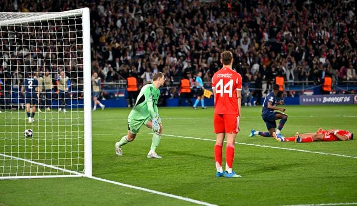 28.04.2026, Fussball UEFA Championsleague 2025 2026: Halbfinale Hinspiel, Paris St. Germain - FC Bayern München, im Stadion Parc de Princes in Paris (Frankreich). 5:2 von Ousmane Dembele (FC Paris Saint-Germain) Luis Diaz (FC Bayern München) am Boden.