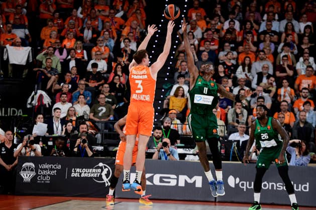 ESP: Valencia Basket v Panathinaikos AKTOR Athens PlayOff Euroleague. Reuvers of Valencia during the Euroleague match, playoff Game 1, between Valencia Basket and Panathinaikos AKTOR Athens played at Roig Arena Stadium on April 28, 2026 in Valencia Spain Valencia Spain Basketball Copyright: xPacoxMGEstudix xAgenciaxLOFx