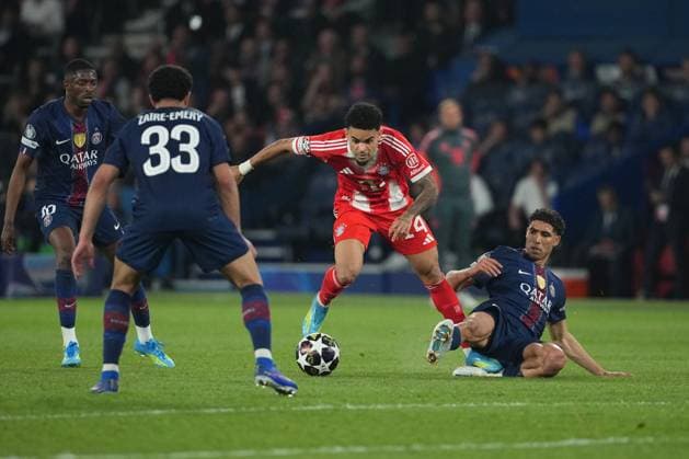 Luis Diaz of Bayern Munich is fouled by Achraf Hakimi of PSG Paris Saint-Germain v Bayern Munich, UEFA Champions League, Semi Final, First Leg, Football, Parc des Princes, Paris, France - 28 Apr 2026Paris Parc des Princes France EDITORIAL USE ONLY No use with unauthorised audio, video, data, fixture lists, club league logos or live services. Online in-match use limited to 120 images, no video emulation. No use in betting, games or single club league player publications. Copyright: xDavexWinter Shutterstockx 16847969cu