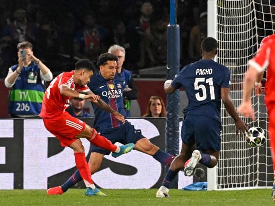28.04.2026, Fussball UEFA Championsleague 2025 2026: Halbfinale Hinspiel, Paris St. Germain - FC Bayern München, im Stadion Parc de Princes in Paris (Frankreich). 5:4 von Luis Diaz (FC Bayern München) gegen Marquinhos (FC Paris Saint-Germain)