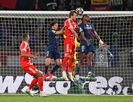 28.04.2026, Fussball UEFA Championsleague 2025 2026: Halbfinale Hinspiel, Paris St. Germain - FC Bayern München, im Stadion Parc de Princes in Paris (Frankreich). v.l. Jonathan Tah (FC Bayern München), Marquinhos (FC Paris Saint-Germain), Harry Kane (FC Bayern München), Torwart Matvey Safonov (FC Paris Saint-Germain) und Willian Pacho (FC Paris Saint-Germain)