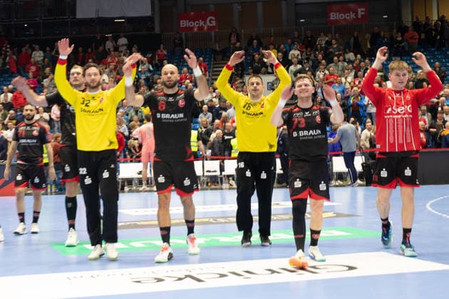 KASSEL, GERMANY - APRIL 28: Players of MT Melsungen celebrate their winning of the game with fans after the EHF European League, match between MT Melsungen vs. FC Porto at Rothenbach-Halle on April 28, 2026 in Kassel, Germany. Hessen Germany Copyright: xBEAUTIFULxSPORTS Freudensteinx