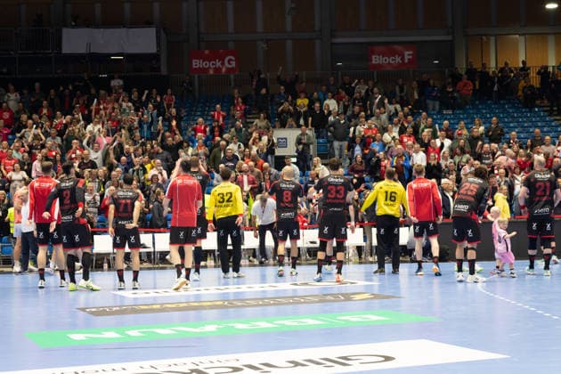 KASSEL, GERMANY - APRIL 28: Players of MT Melsungen celebrate their winning of the game with fans after the EHF European League, match between MT Melsungen vs. FC Porto at Rothenbach-Halle on April 28, 2026 in Kassel, Germany. Hessen Germany Copyright: xBEAUTIFULxSPORTS Freudensteinx