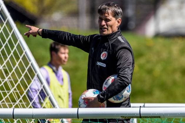 Trainer Alexander Blessin ( Pauli ) Deutschland , Hamburg , Trainingsgelände an der Kollaustrasse , Fussball , 1. Bundesliga , Training des FC St Pauli *** Coach Alexander Blessin Pauli Germany , Hamburg , Training ground at Kollaustrasse , Football , 1 Bundesliga , Training of FC St Pauli