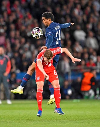 RECORD DATE NOT STATED 28.04.2026, Fussball UEFA Championsleague 2025 2026: Halbfinale Hinspiel, Paris St. Germain - FC Bayern München, im Stadion Parc de Princes in Paris (Frankreich). v.l. Senny Mayulu (FC Paris Saint-Germain) gegen Joshua Kimmich (FC Bayern München)