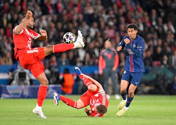 28.04.2026, Fussball UEFA Championsleague 2025 2026: Halbfinale Hinspiel, Paris St. Germain - FC Bayern München, im Stadion Parc de Princes in Paris (Frankreich).v.l. Jonathan Tah (FC Bayern München), Joshua Kimmich (FC Bayern München) und Senny Mayulu (FC Paris Saint-Germain)
