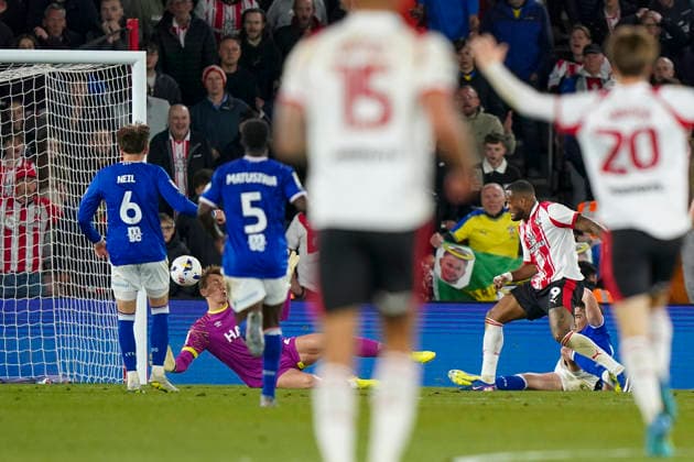 Southampton v Ipswich Town, Sky Bet Championship Southampton forward Cyle Larin (9) scores a GOAL 2-1 during the Southampton v Ipswich Town Sky Bet Championship match at St Mary s Stadium, Southampton, England on 28 April 2026 Credit: Robbie Hoad Every Second Media Editorial use only. All images are copyright Every Second Media Limited. No images may be reproduced without prior permission. All rights reserved. Premier League and Football League images are subject to licensing agreements with Football DataCo Limited. see https: www.football-dataco.com Copyright: xIMAGO EveryxSecondxMediax ESM-1952-0027 RobbiexHoadx xEveryxSecondxMediax
