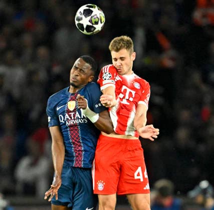28.04.2026, Fussball UEFA Championsleague 2025 2026: Halbfinale Hinspiel, Paris St. Germain - FC Bayern München, im Stadion Parc de Princes in Paris (Frankreich). v.l. Willian Pacho (FC Paris Saint-Germain) gegen Josip Stanisic (Bayern München)