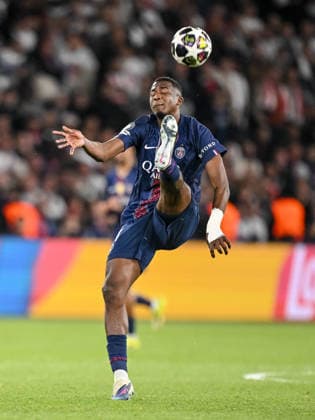 Willian Pacho (Paris Saint-Germain FC) controls the Ball during the UEFA Champions League 2025 26 Semi Final First Leg match between Paris Saint-Germain and FC Bayern München at Parc des Princes on April 28, 2026 in Paris, France. (Photo by Harry Langer DeFodi Images) -