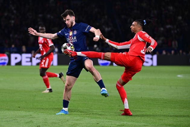 Michael Olise 17 (FC Bayern Muenchen) im Zweikampf mit Fabian Ruiz 8 (Paris Saint-Germain), Paris Saint-Germain vs. FC Bayern München, Champions League, Halbfinale, 28.04.2026 Paris Paris Frankreich