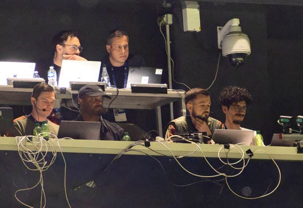28.04.2026, Fussball UEFA Championsleague 2025 2026: Halbfinale Hinspiel, Paris St. Germain - FC Bayern München, im Stadion Parc de Princes in Paris (Frankreich). mitte unten: Trainer Vincent Kompany (FC Bayern München) auf der Pressetribüne zum Zuschauen verdammt