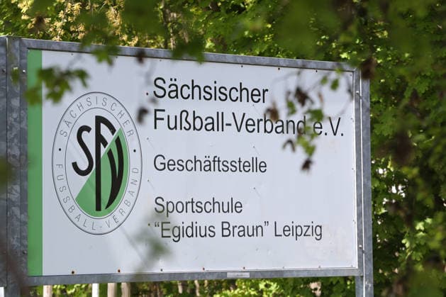 Präsentation neuer Sachsenpokal der Frauen; 28.04.2026 Eingangsschild zur Geschäftsstelle des Sächsischen Fußball-Verbandes und der Sportschule Egidius Braun Leipzig. Vereinslogo, Symbolbild, Feature Präsentation des neuen Sachsenpokals der Frauen und Vorschau auf den Finaltag der Frauen und Juniorinnen. Sportschule Egidius Braun , 28.04.2026 Copyright: xBEAUTIFULxSPORTS JanxKaeferx