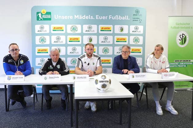Präsentation neuer Sachsenpokal der Frauen; 28.04.2026 Das Podium von links: Alexander Arnold (Chemnitzer FC CFC, Abteilungsleiter Frauen), Thomas Pretschner (Kreisverband Fußball Mittelsachsen KVF), Alexander Rabe (Sächsischer Fußball-Verband SFV, Presse), Hermann Winkler (Präsident Sächsischer Fußball-Verband SFV, Präsident NOFV, Vize-Präsident DFB), Celine Hauk (Co-Trainerin RB Leipzig II Frauen). Präsentation des neuen Sachsenpokals der Frauen und Vorschau auf den Finaltag der Frauen und Juniorinnen. Sportschule Egidius Braun , 28.04.2026 Copyright: xBEAUTIFULxSPORTS JanxKaeferx