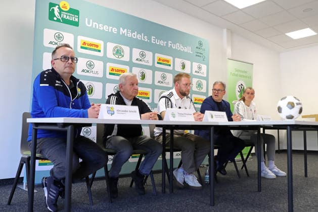 Präsentation neuer Sachsenpokal der Frauen; 28.04.2026 Das Podium von links: Alexander Arnold (Chemnitzer FC CFC, Abteilungsleiter Frauen), Thomas Pretschner (Kreisverband Fußball Mittelsachsen KVF), Alexander Rabe (Sächsischer Fußball-Verband SFV, Presse), Hermann Winkler (Präsident Sächsischer Fußball-Verband SFV, Präsident NOFV, Vize-Präsident DFB), Celine Hauk (Co-Trainerin RB Leipzig II Frauen). Präsentation des neuen Sachsenpokals der Frauen und Vorschau auf den Finaltag der Frauen und Juniorinnen. Sportschule Egidius Braun , 28.04.2026 Copyright: xBEAUTIFULxSPORTS JanxKaeferx