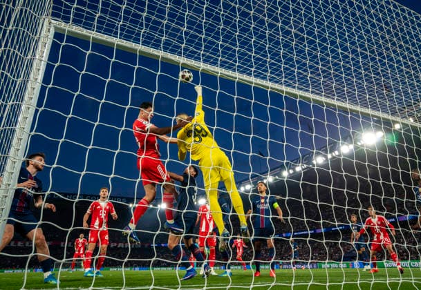 28.04.2026, Fussball UEFA Championsleague 2025 2026: Halbfinale Hinspiel, Paris St. Germain - FC Bayern München, im Stadion Parc de Princes in Paris (Frankreich). v.li: Aleksandar Pavlovic (Bayern München) gegen Torwart Matvey Safonov (FC Paris Saint-Germain)