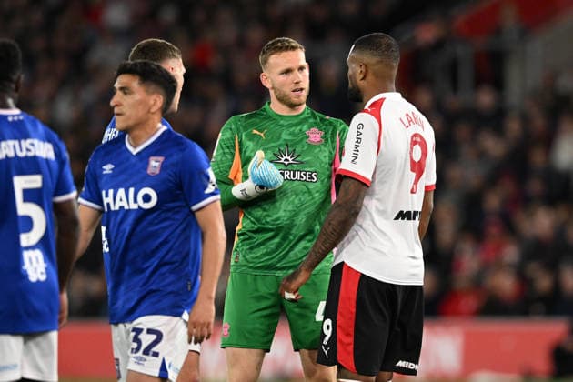 Southampton v Ipswich Town, EFL Sky Bet Championship Daniel Peretz (41) of Southampton gives instructions to Cyle Larin (9) of Southampton during the EFL Sky Bet Championship match between Southampton and Ipswich Town at the St Mary s Stadium, Southampton, UK on 28 April 2026. Southampton St Mary s Stadium Hampshire UK Editorial use only DataCo restrictions apply See www.football-dataco.com , Copyright: xGrahamxHuntx PSI-24166-0226
