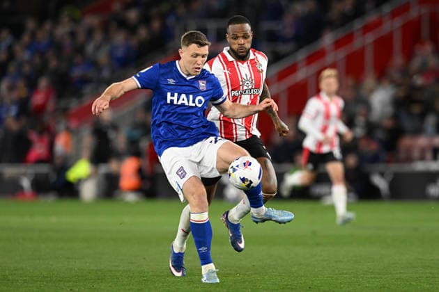 Southampton v Ipswich Town, EFL Sky Bet Championship Dara O™Shea (26) of Ipswich Town battles for possession with Cyle Larin (9) of Southampton during the EFL Sky Bet Championship match between Southampton and Ipswich Town at the St Mary s Stadium, Southampton, UK on 28 April 2026. Southampton St Mary s Stadium Hampshire UK Editorial use only DataCo restrictions apply See www.football-dataco.com , Copyright: xGrahamxHuntx PSI-24166-0229