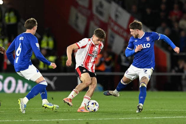 Southampton v Ipswich Town, EFL Sky Bet Championship Tom Fellows (18) of Southampton on the attack battles for possession with Dan Neil (6) of Ipswich Town and Wes Burns (7) of Ipswich Town during the EFL Sky Bet Championship match between Southampton and Ipswich Town at the St Mary s Stadium, Southampton, UK on 28 April 2026. Southampton St Mary s Stadium Hampshire UK Editorial use only DataCo restrictions apply See www.football-dataco.com , Copyright: xGrahamxHuntx PSI-24166-0233