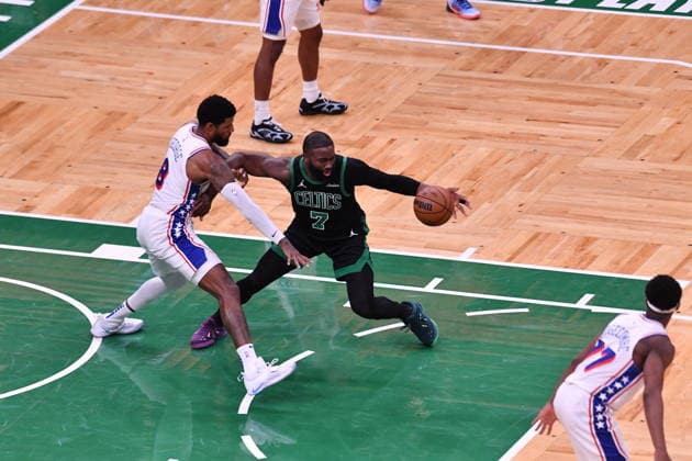 Boston Celtics vs Philadelphia 76ers - NBA, Basketball Herren, USA BOSTON, USA - APRIL 28: 76ers’ Paul George (8) looks to block Celtics’ Jaylen Brown (7) during a match between the Boston Celtics face the Philadelphia 76ers in Game 5 of their first-round playoff series at TD Garden in Boston, Massachusetts on April 28, 2026. Joseph Prezioso Anadolu Massachusetts United States. Editorial use only. Please get in touch for any other usage.  Copyright: x2026xAnadoluxJosephxPreziosox