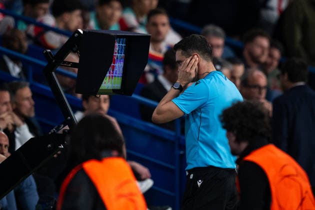 UEFA Champions League - Paris Saint-Germain v Bayern Munich This photo is an illustration showing a referee who can go and consult the VAR during the UEFA Champions League semi-final first leg football match between Paris Saint-Germain (PSG) and Bayern Munich at the Parc des Princes in Paris on April 28, 2026. Photo by Alexis Jumeau ABACAPRESS.COM  Copyright: xJumeauxAlexis ABACAx