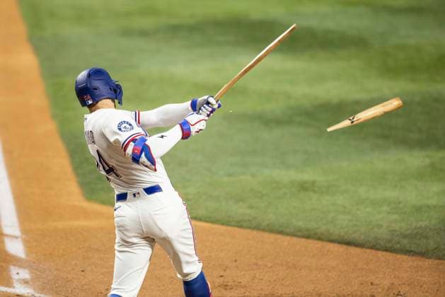 April 28, 2026, Arlington, Texas, USA: Texas Rangers left fielder BRANDON NIMMO (24) breaks a bat on a single during a MLB, Baseball Herren, USA game between the New York Yankees and Texas Rangers at Globe Life Field. Yankees win 3-2. MLB 2026: Yankees 3:2 Rangers  - ZUMAf180 20260428_zsp_f180_011 Copyright: xMarkxFannx