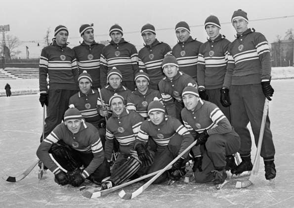Moscow, USSR. Members of the Soviet National Bandy Team Anatoly Melnikov, Yevgeny Klimanov, Nikolai Durakov, Lev Shunin (L-R in 1st row), Nikolai Nazarov, Alexander Izmodyonov, Mikhail Osintsev, Valentin Atamanychev (L-R in 2nd row), Alexander Zaitsev, Anatoly Panin, Yevgeny Papugin, Anatoly Filatov, team captain Victor Chigirin, Gennady Vodyanov, and Mikhail Turkin (L-R in 3rd row) pose for a picture before leaving for the 1957 World Championships in Helsinki. Nikolai Rakhmanov TASS  32419609
