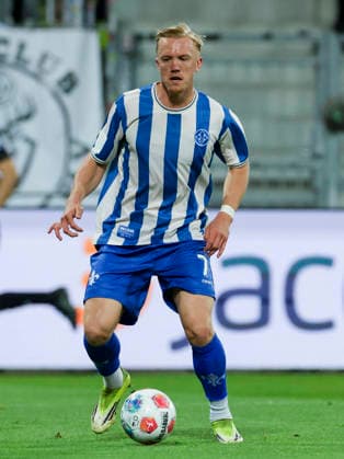 Isac Lidberg (SV Darmstadt 98) kontrolliert den Ball, 2. Bundesliga, SV Darmstadt 98 v SV 07 Elversberg, Merck-Stadion am Böllenfalltor am 25. April 2026 in Darmstadt, Deutschland. (Foto von Marco Steinbrenner DeFodi Images) Isac Lidberg (SV Darmstadt 98) controls the ball, 2. Bundesliga, SV Darmstadt 98 v SV 07 Elversberg, Merck-Stadion am Böllenfalltor, April 25, 2026 in Darmstadt, Germany. (Photo by Marco Steinbrenner DeFodi Images) - *** Isac Lidberg SV Darmstadt 98 controls the ball, 2 Bundesliga, SV Darmstadt 98 v SV 07 Elversberg, Merck Stadion am Böllenfalltor on April 25, 2026 in Darmstadt, Germany Photo by Marco Steinbrenner DeFodi Images Isac Lidberg SV Darmstadt 98 controls the ball, 2 Bundesliga, SV Darmstadt 98 v SV 07 Elversberg, Merck Stadion am Böllenfalltor, April 25, 2026 in Darmstadt, Germany Photo by Marco Steinbrenner DeFodi Images