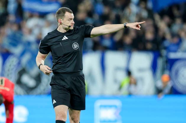 Schiedsrichter Richard Hempel gestikuliert, 2. Bundesliga, SV Darmstadt 98 v SV 07 Elversberg, Merck-Stadion am Böllenfalltor am 25. April 2026 in Darmstadt, Deutschland. (Foto von Marco Steinbrenner DeFodi Images) Schiedsrichter Richard Hempel gestures, 2. Bundesliga, SV Darmstadt 98 v SV 07 Elversberg, Merck-Stadion am Böllenfalltor, April 25, 2026 in Darmstadt, Germany. (Photo by Marco Steinbrenner DeFodi Images) - *** Referee Richard Hempel gestures, 2 Bundesliga, SV Darmstadt 98 v SV 07 Elversberg, Merck Stadion am Böllenfalltor on April 25, 2026 in Darmstadt, Germany Photo by Marco Steinbrenner DeFodi Images Referee Richard Hempel gestures, 2 Bundesliga, SV Darmstadt 98 v SV 07 Elversberg, Merck Stadion am Böllenfalltor, April 25, 2026 in Darmstadt, Germany Photo by Marco Steinbrenner DeFodi Images