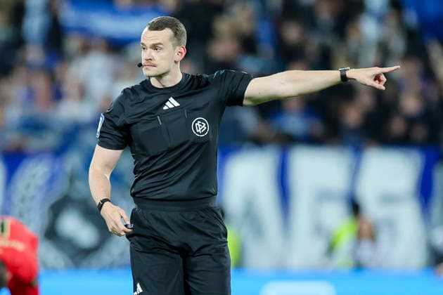 Schiedsrichter Richard Hempel gestikuliert, 2. Bundesliga, SV Darmstadt 98 v SV 07 Elversberg, Merck-Stadion am Böllenfalltor am 25. April 2026 in Darmstadt, Deutschland. (Foto von Marco Steinbrenner DeFodi Images) Schiedsrichter Richard Hempel gestures, 2. Bundesliga, SV Darmstadt 98 v SV 07 Elversberg, Merck-Stadion am Böllenfalltor, April 25, 2026 in Darmstadt, Germany. (Photo by Marco Steinbrenner DeFodi Images) - *** Referee Richard Hempel gestures, 2 Bundesliga, SV Darmstadt 98 v SV 07 Elversberg, Merck Stadion am Böllenfalltor on April 25, 2026 in Darmstadt, Germany Photo by Marco Steinbrenner DeFodi Images Referee Richard Hempel gestures, 2 Bundesliga, SV Darmstadt 98 v SV 07 Elversberg, Merck Stadion am Böllenfalltor, April 25, 2026 in Darmstadt, Germany Photo by Marco Steinbrenner DeFodi Images