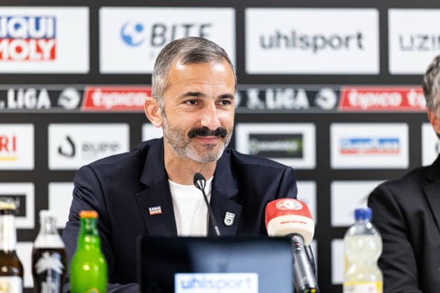 Fussball, Saison 2025 2026, 3. Liga, Presseraum Donaustadion, Vorstellung Pressekonferenz des neuen Sportdirektors Murat Isik beim SSV Ulm 1846 Fußball, 29.04.2026 29.04.2026, Fussball, Saison 2025 2026, 3. Liga, Presseraum Donaustadion, Vorstellung Pressekonferenz des neuen Sportdirektors Murat Isik beim SSV Ulm 1846 Fußball, Freisteller Einzelbild Portrait Porträt Murat Isik (SSV Ulm 1846 Fußball) Foto: Lucca Fundel Ulm Donaustadion Presseraum Baden-Württemberg Deutschland *** Soccer, Season 2025 2026, 3 Liga, Press room Donaustadion, Presentation press conference of the new sports director Murat Isik at SSV Ulm 1846 Soccer, 29 04 2026 29 04 2026, Soccer, Season 2025 2026, 3 Liga, Press room Donaustadion, Presentation press conference of the new sports director Murat Isik at SSV Ulm 1846 soccer, cropped single image portrait portrait Murat Isik SSV Ulm 1846 soccer photo Lucca Fundel Ulm Donaustadion press room Baden Württemberg Germany
