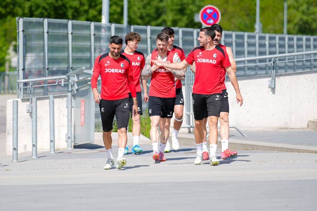 Fussball, Bundesliga, Herren, Training SC Freiburg - Europa-Park-Stadion, Europa Park Stadion,: Lukas Kuebler (SC Freiburg, 17) Christian Guenter (SC Freiburg, 30) Vincenzo Grifo (SC Freiburg, 32) Freiburg Europa Park Stadion Baden-Württemberg Deutschland Copyright: xFINLEYxMÖRCHx