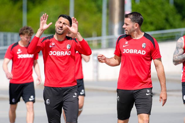 Fussball, Bundesliga, Herren, Training SC Freiburg - Europa-Park-Stadion, Europa Park Stadion,: Vincenzo Grifo (SC Freiburg, 32) Christian Guenter (SC Freiburg, 30) Freiburg Europa Park Stadion Baden-Württemberg Deutschland Copyright: xFINLEYxMÖRCHx