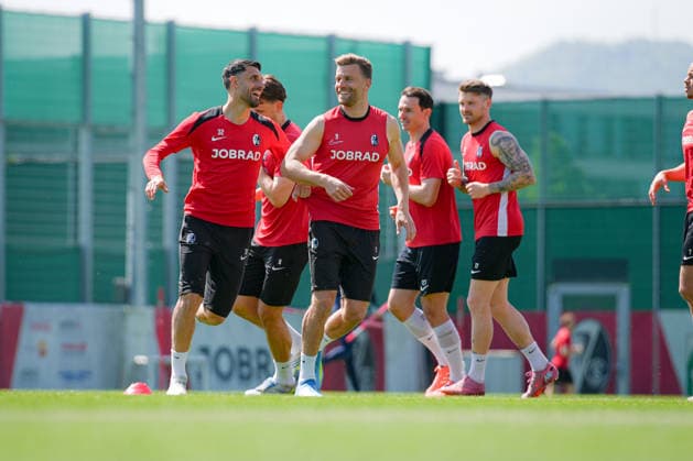 Fussball, Bundesliga, Herren, Training SC Freiburg - Europa-Park-Stadion, Europa Park Stadion,: Vincenzo Grifo (SC Freiburg, 32) Lucas Höler (SC Freiburg, 09) Freiburg Europa Park Stadion Baden-Württemberg Deutschland Copyright: xFINLEYxMÖRCHx