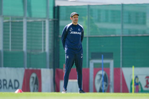 Fussball, Bundesliga, Herren, Training SC Freiburg - Europa-Park-Stadion, Europa Park Stadion,: Julian Schuster (SC Freiburg, Trainer) Freiburg Europa Park Stadion Baden-Württemberg Deutschland Copyright: xFINLEYxMÖRCHx