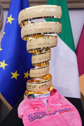 the trophy and the pink jersey of the Giro d Italia during the Presentation of the Grand Arrival of the 109th Giro d Italia at the Rome s Campidoglio, Italy - Wednesday April 29, 2026 - ( Photo by Alfredo Falcone LaPresse )  Copyright: xAlfredoxFalcone LaPressex