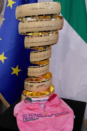 the trophy and the pink jersey of the Giro d Italia during the Presentation of the Grand Arrival of the 109th Giro d Italia at the Rome s Campidoglio, Italy - Wednesday April 29, 2026 - ( Photo by Alfredo Falcone LaPresse )  Copyright: xAlfredoxFalcone LaPressex