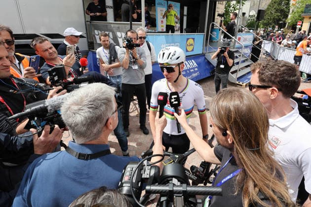 29.04.2026 Martigny , SCHWEIZ, Tour de Romandie 2026 1.Etappe Martigny - Martigny Tadej Pogacar SLO Team UAE Emirates am Start in Martigny umringt von Journalisten