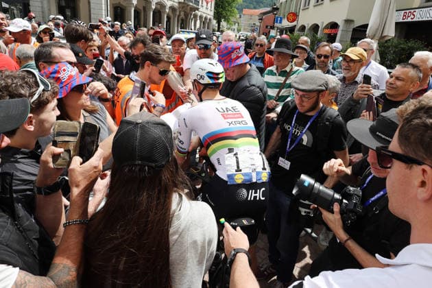 29.04.2026 Martigny , SCHWEIZ, Tour de Romandie 2026 1.Etappe Martigny - Martigny Tadej Pogacar SLO Team UAE Emirates am Start in Martigny umringt von Zuschauern