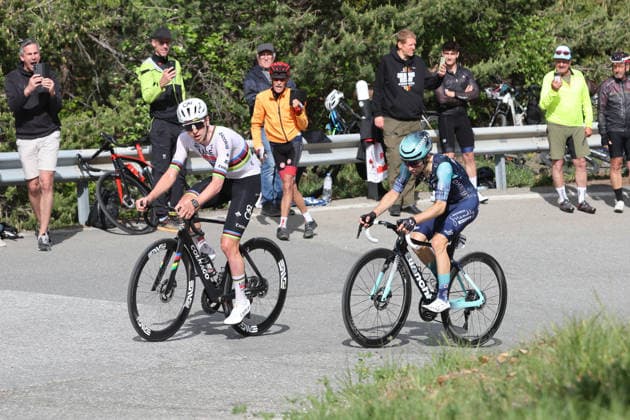 29.04.2026 Martigny , SCHWEIZ, Tour de Romandie 2026 1.Etappe Martigny - Martigny Tadej Pogacar SLO und Lenny Martinez FRA im Aufstieg Richtung Chamoson