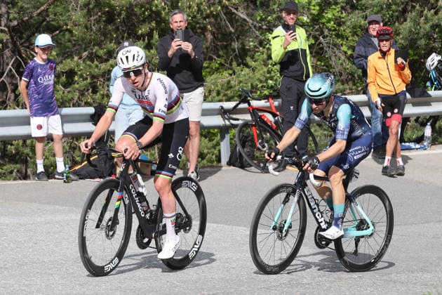 29.04.2026 Martigny , SCHWEIZ, Tour de Romandie 2026 1.Etappe Martigny - Martigny Tadej Pogacar SLO und Lenny Martinez FRA im Aufstieg Richtung Chamoson