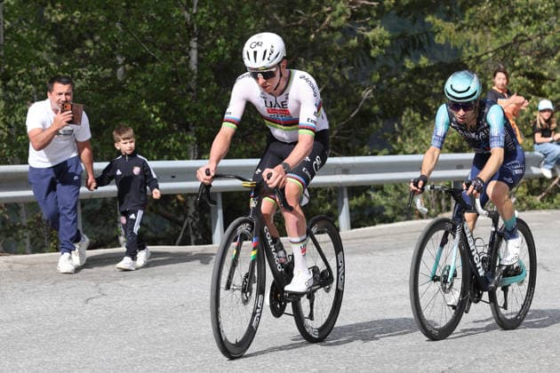 29.04.2026 Martigny , SCHWEIZ, Tour de Romandie 2026 1.Etappe Martigny - Martigny Tadej Pogacar SLO und Lenny Martinez FRA im Aufstieg Richtung Chamoson