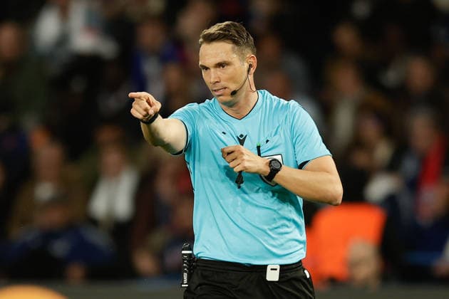 2026.04.27 Paris, Parc des Princes UEFA Champions League Halbfinale Paris Saint Germain - FC Bayern Muenchen v.l., Marquinhos (Paris Saint-Germain), Referee Sandro Schärer (SUI) zeigt auf den Punkt *** 2026 04 27 Paris, Parc des Princes UEFA Champions League semi-final Paris Saint Germain FC Bayern Muenchen v l , Marquinhos Paris Saint Germain , Referee Sandro Schärer SUI points to the spot Copyright: AntonioxBorga