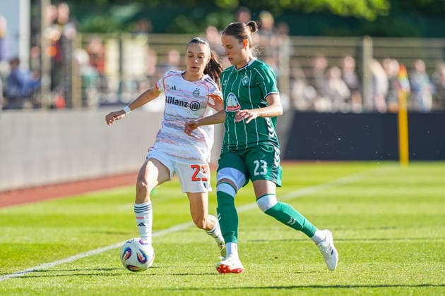 29.04.2026, xydrx, Frauen, Fußball, 1.Frauen-Bundesliga, SV Werder Bremen - FC Bayern München, Saison 2025 2026, Stadion Platz 11: Natalia Padilla Bidas (FC Bayern München, 23) im Zweikampf gegen Hanna Nemeth (SV Werder Bremen, 23) DFB regulations prohibit any use of photographs as image sequences and or quasi-video. Copyright: HMBxMedia YannisxDreimann